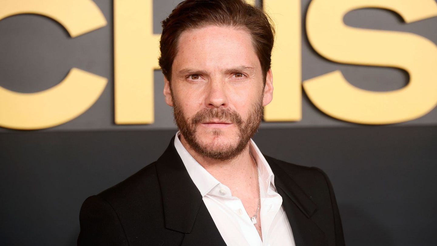 Mit "Good Bye, Lenin!" sorgte Daniel Brühl 2003 international für Aufsehen, so richtig ging seine Hollywood-Karriere jedoch mit Quentzin Tarantinos "Inglourious Basterds" los. Es folgten Rollen in Großproduktionen wie "Rush – Alles für den Sieg" und "The First Avenger: Civil War". Zuletzt war er in "The King's Man: The Beginning", "Im Westen nichts Neues" und Ron Howard Survival-Drama "Eden" zu sehen.