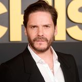 Mit "Good Bye, Lenin!" sorgte Daniel Brühl 2003 international für Aufsehen, so richtig ging seine Hollywood-Karriere jedoch mit Quentzin Tarantinos "Inglourious Basterds" los. Es folgten Rollen in Großproduktionen wie "Rush – Alles für den Sieg" und "The First Avenger: Civil War". Zuletzt war er in "The King's Man: The Beginning", "Im Westen nichts Neues" und Ron Howard Survival-Drama "Eden" zu sehen.