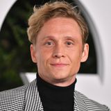 Hollywood-Luft konnte Matthias Schweighöfer bereits vor mehreren Jahren schnuppern: In "Operation Walküre" spielte er 2008 eine kleine Rolle an der Seite von Tom Cruise. In "Army of the Dead" (2021) war sein Auftritt eine Nummer größer: Gemeinsam mit Dave Bautista bekam er es mit Zombies zu tun. Zuletzt spielte Schweighöfer in Christopher Nolans Biopic "Oppenheimer" (2023) den deutschen Physiker Werner Heisenberg.