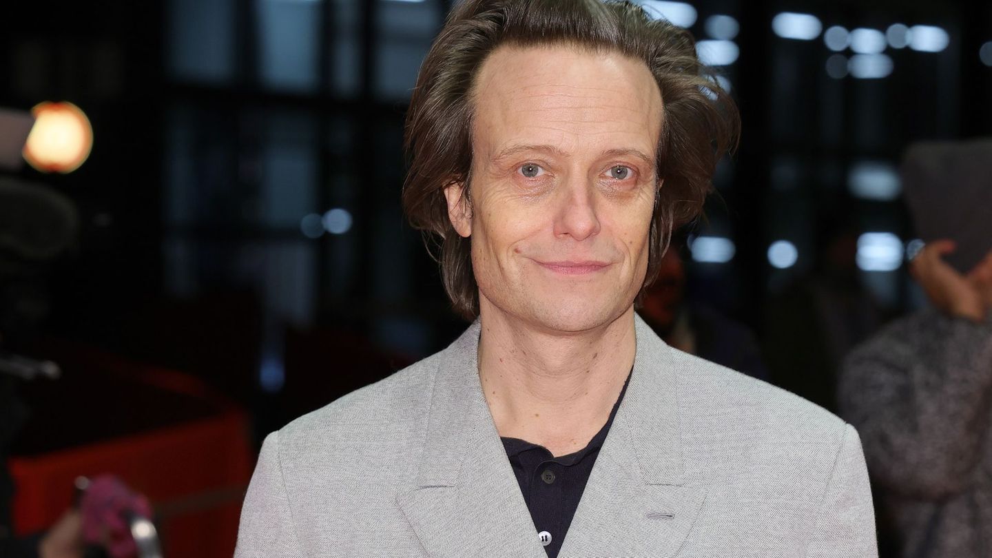 Auch August Diehl, einer der renommiertesten deutschen Charakterdarsteller, schnuppert hin und wieder Hollywood-Luft. Nach Quentin Tarantinos Karrierespritze "Inglourious Basterds" (2009) spielte der Berliner 2010 im Actionthriller "Salt" Angelina Jolies Ehemann. Außerdem war er in Robert Zemeckis' Drama "Allied – Vertraute Fremde" und in der Hauptrolle von Terrence Malicks "Ein verborgenes Leben" zu sehen.