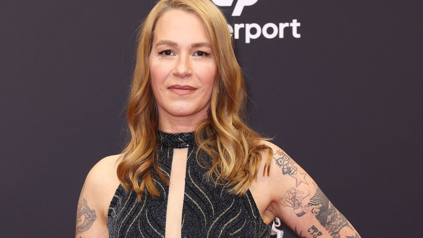 Nach ihrem großen Durchbruch mit Tom Tykwers "Lola rennt" (1998) standen für Franka Potente auch die Türen in Hollywood offen. 2001 wirkte sie an der Seite von Johnny Depp im Biopic "Blow" mit. Ihre bisher größte Hollywood-Rolle: In der "Bourne"-Actionreihe spielte sie die Freundin des gehetzten Jason Bourne. Auch als US-Serien-Darstellerin konnte sich Potente etablieren ("Taboo", "Titans").