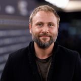 Und noch ein deutsches Talent, das man in Hollywood dank einer Serie kennt: "Sense8" stammt von den Geschwistern Wachowski ("Matrix"-Trilogie), und Max Riemelt war in der viel beachteten Netflix-Produktion einer der Stars des in Berlin spielenden Erzählstrangs. Mit Lana Wachowski drehte der gebürtige Berliner zuletzt den vierten Teil der "Matrix"-Reihe, "Matrix Resurrections".