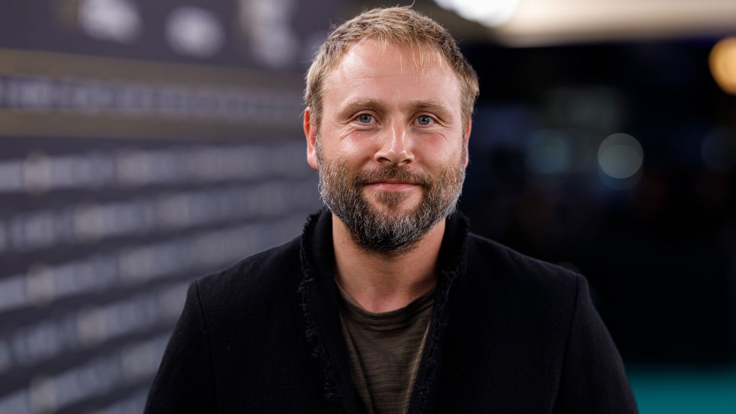 Und noch ein deutsches Talent, das man in Hollywood dank einer Serie kennt: "Sense8" stammt von den Geschwistern Wachowski ("Matrix"-Trilogie), und Max Riemelt war in der viel beachteten Netflix-Produktion einer der Stars des in Berlin spielenden Erzählstrangs. Mit Lana Wachowski drehte der gebürtige Berliner zuletzt den vierten Teil der "Matrix"-Reihe, "Matrix Resurrections".