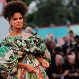 Seit sie neben Joaquin Phoenix die Hauptrolle in "Joker" übernahm, kennt die halbe Welt Zazie Beetz. Die Deutsch-Amerikanerin, die 1991 in Berlin zur Welt kam, wurde mit dem Comic-Blockbuster "Deadpool 2" an der Seite von Ryan Reynolds bekannt. Zuletzt war sie in "Joker: Folie à Deux" (2024) an der Seite von Phoenix und Lady Gaga zu sehen.