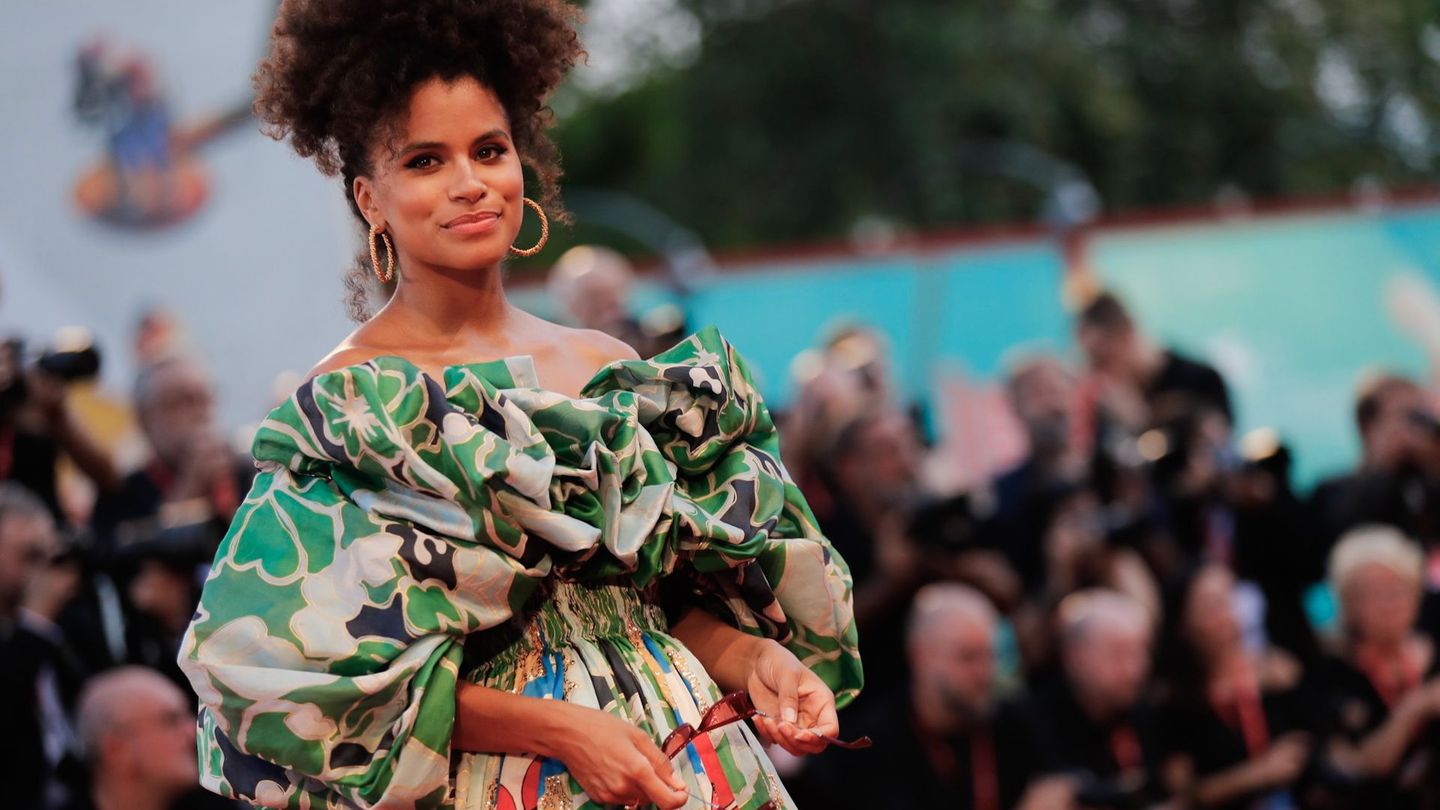 Seit sie neben Joaquin Phoenix die Hauptrolle in "Joker" übernahm, kennt die halbe Welt Zazie Beetz. Die Deutsch-Amerikanerin, die 1991 in Berlin zur Welt kam, wurde mit dem Comic-Blockbuster "Deadpool 2" an der Seite von Ryan Reynolds bekannt. Zuletzt war sie in "Joker: Folie à Deux" (2024) an der Seite von Phoenix und Lady Gaga zu sehen.