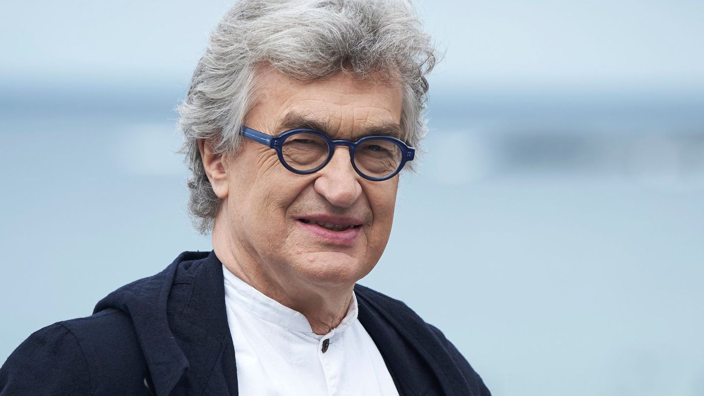 Francis Ford Coppola persönlich bat Wim Wenders, es nach dem Erfolg von "Der amerikanische Freund" 1977 doch mal in Hollywood zu versuchen. In den USA drehte der Düsseldorfer zunächst "Hammett", später unter anderem "Paris, Texas", "The Million Dollar Hotel" und "Every Will Be Fine". Seinen letzten Spielfilm drehte er in Japan: "Perfect Days" war 2024 in der Sparte Bester internationaler Film für einen Oscar nominiert.