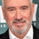 Wenn in Hollywood mal wieder die Welt untergehen soll, ist er der Mann, dem die Studios vertrauen: In Roland Emmerichs Telefonbuch stehen die Nummern von Stars wie Channing Tatum ("White House Down"), Will Smith ("Independence Day"), Kurt Russell ("Stargate") und Mel Gibson ("Der Patriot"). 2022 kam Emmerichs jüngster Katastrophenfilm "Moonfall" in die Kinos.