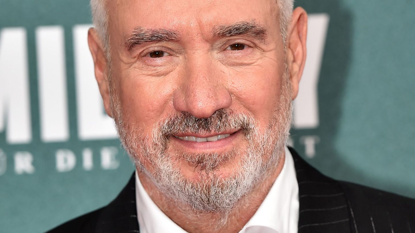 Wenn in Hollywood mal wieder die Welt untergehen soll, ist er der Mann, dem die Studios vertrauen: In Roland Emmerichs Telefonbuch stehen die Nummern von Stars wie Channing Tatum ("White House Down"), Will Smith ("Independence Day"), Kurt Russell ("Stargate") und Mel Gibson ("Der Patriot"). 2022 kam Emmerichs jüngster Katastrophenfilm "Moonfall" in die Kinos.