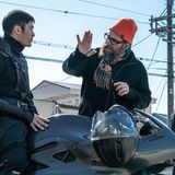 Von Stuttgart nach L.A. – das gelang Robert Schwentke. Der Regisseur drehte zuletzt mit Henry Golding (links) den Film "Snake Eyes: G.I. Joe Origins". Außerdem führte Schwentke beim Actionkracher "R.E.D. – Älter, Härter, Besser", der Sci-Fi-Komödie "R.I.P.D." sowie bei zwei "Die Bestimmung"-Teilen Regie. Zu Beginn seiner Karriere schrieb der Filmemacher mehrere Drehbücher für den "Tatort".