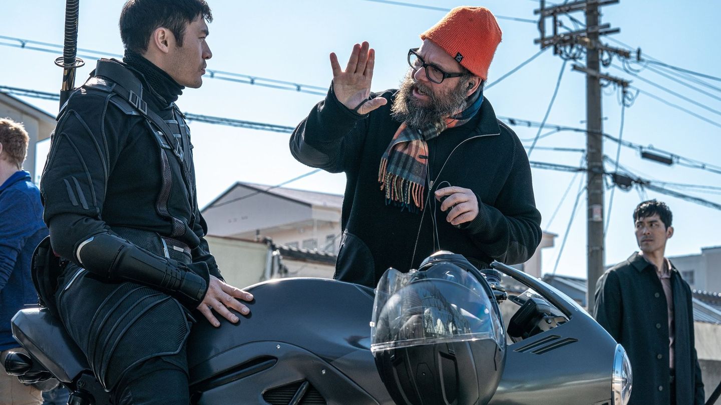 Von Stuttgart nach L.A. – das gelang Robert Schwentke. Der Regisseur drehte zuletzt mit Henry Golding (links) den Film "Snake Eyes: G.I. Joe Origins". Außerdem führte Schwentke beim Actionkracher "R.E.D. – Älter, Härter, Besser", der Sci-Fi-Komödie "R.I.P.D." sowie bei zwei "Die Bestimmung"-Teilen Regie. Zu Beginn seiner Karriere schrieb der Filmemacher mehrere Drehbücher für den "Tatort".