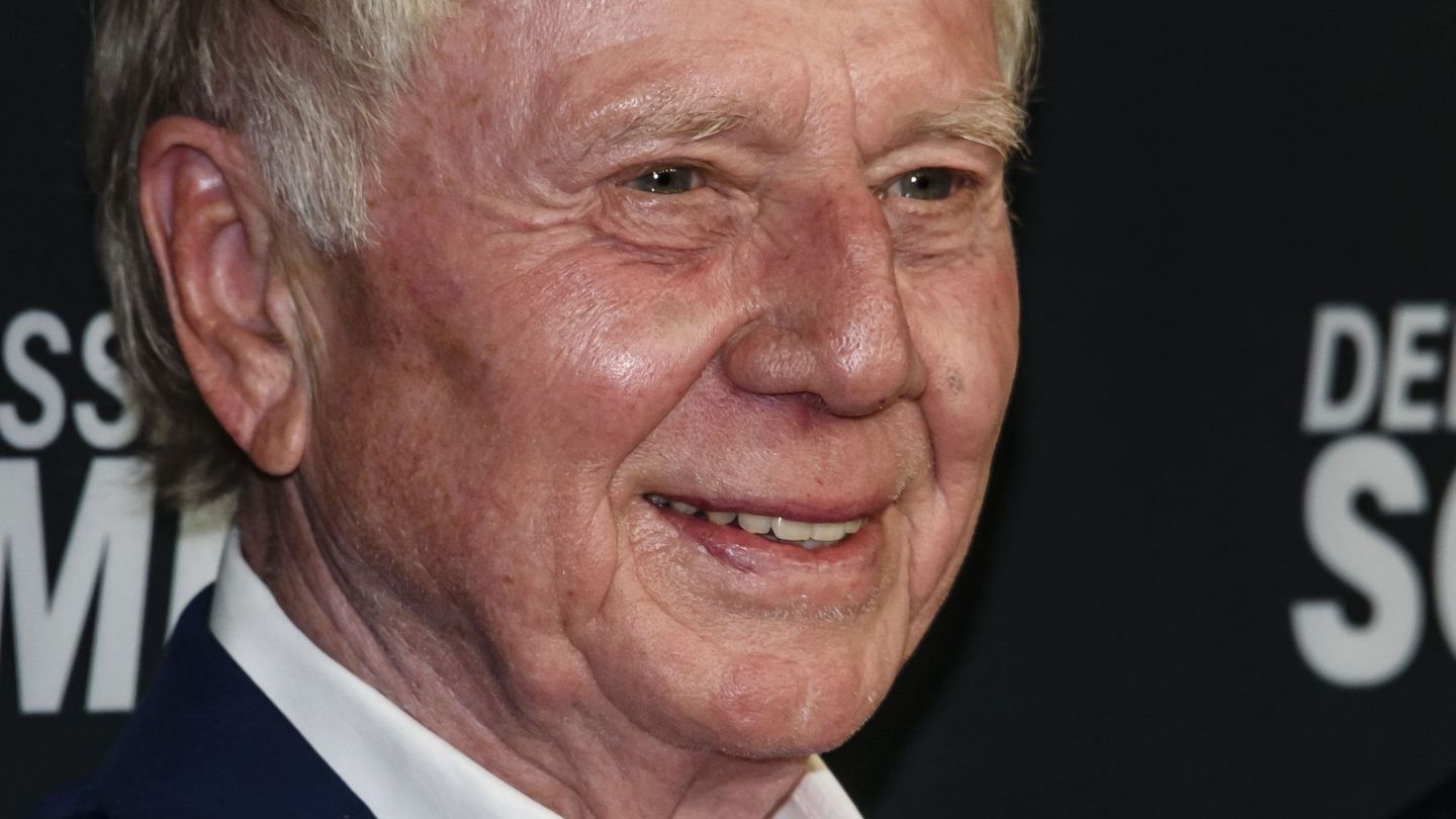 "Das Boot" verhalf Wolfgang Petersen 1981 zu Weltruhm, danach gehörte der gebürtige Niedersachse auch in Hollywood zu den renommiertesten Filmemachern. Vor allem seine Arbeiten "Air Force One" mit Harrison Ford, "Der Sturm" mit George Clooney und "Troja" mit Brad Pitt waren große Kassenschlager – und karrierefördernd für einige deutsche Stars. Im August 2022 starb Petersen im Alter von 81 Jahren in Los Angeles.