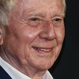 "Das Boot" verhalf Wolfgang Petersen 1981 zu Weltruhm, danach gehörte der gebürtige Niedersachse auch in Hollywood zu den renommiertesten Filmemachern. Vor allem seine Arbeiten "Air Force One" mit Harrison Ford, "Der Sturm" mit George Clooney und "Troja" mit Brad Pitt waren große Kassenschlager – und karrierefördernd für einige deutsche Stars. Im August 2022 starb Petersen im Alter von 81 Jahren in Los Angeles.