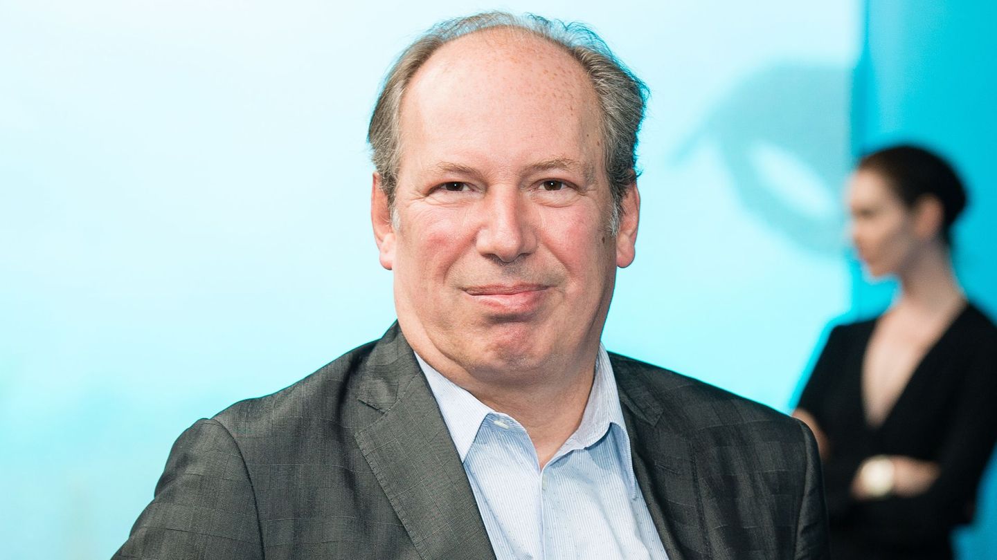 Ob Ron Howard, Christopher Nolan oder Gore Verbinski: Hollywoods Top-Regisseure schwören auf die Filmmelodien von Hans Zimmer! Der gebürtige Frankfurter komponierte und produzierte die Musik für Filmklassiker wie "Rain Man", "Fluch der Karibik", "Inception" und "X-Men: Dark Phoenix". In seiner langen Karriere wurde er zwölfmal für den Oscar nominiert, den er zweimal gewann ("Der König der Löwen", "Dune").