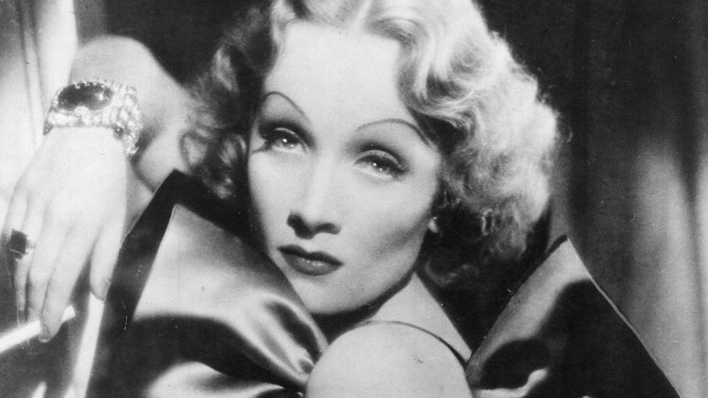 Auch ohne Oscar wird sie wohl noch lange Zeit der größte deutsche Hollywoodstar bleiben: Als Schauspielerin und Chanson-Sängerin wurde Marlene Dietrich (1901-1992) in den 30-ern ein Weltstar. "Die Dietrich" arbeitete unter anderem mit Alfred Hitchcock, Orson Welles und Billy Wilder, war Namenspatin für einen Asteroiden und fasziniert bis heute.