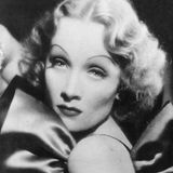 Auch ohne Oscar wird sie wohl noch lange Zeit der größte deutsche Hollywoodstar bleiben: Als Schauspielerin und Chanson-Sängerin wurde Marlene Dietrich (1901-1992) in den 30-ern ein Weltstar. "Die Dietrich" arbeitete unter anderem mit Alfred Hitchcock, Orson Welles und Billy Wilder, war Namenspatin für einen Asteroiden und fasziniert bis heute.