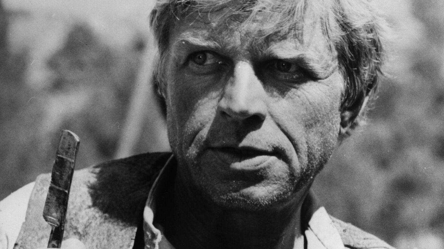 Für das Internationale Filmstar-Lexikon war er der "beständigste und sympathischste Deutsche" in Hollywood, im Januar 2022 starb Hardy Krüger im Alter von 93 Jahren. In den 50er- und Jahren stand er mit John Wayne, James Stewart, Sean Connery und Catherine Deneuve vor der Kamera und begeisterte nicht nur als deutscher Soldat.