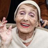 Bis heute die einzige Deutsche, die den Oscar sogar zweimal bekam: Luise Rainer (1910-2014) nahm die begehrte Trophäe 1937 (für "Der große Ziegfeld") und 1938 ("Die gute Erde") entgegen. Als Schauspielerin in zwei aufeinanderfolgenden Jahren zu gewinnen, schaffte sonst nur Katherine Hepburn.