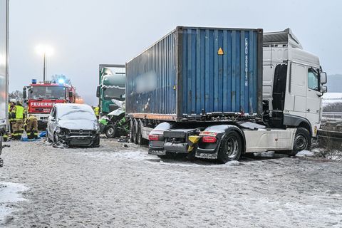 Auf der Autobahn 93 starben mindestens drei Menschen. Foto: Jason Tschepljakow/dpa