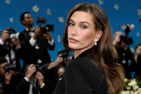 Hailey Bieber hatte eine weiß dekorierte Torte zum Geburtstag. (Archivbild) Foto: Evan Agostini/Invision/dpa