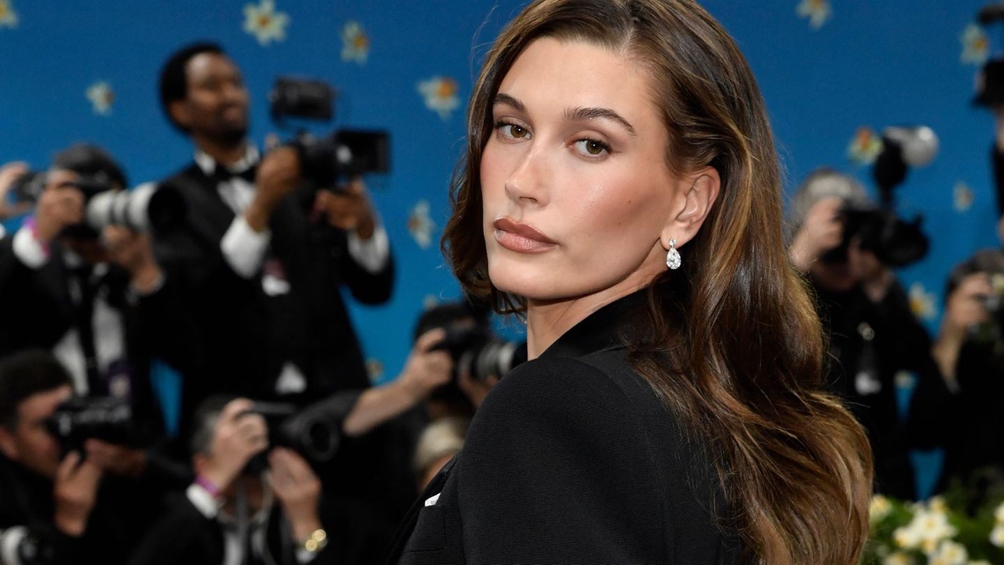 Leute: Hailey Bieber wird 29 und hält dazu Händchen mit Mann Justin