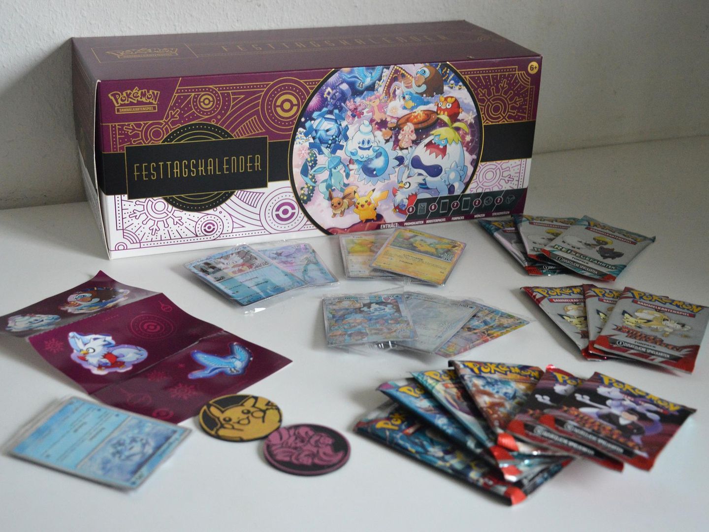 Pokémon Adventskalender 2023 (DE) – Mit 25 Überraschungen: Karten, Booster, Sticker & Mehr