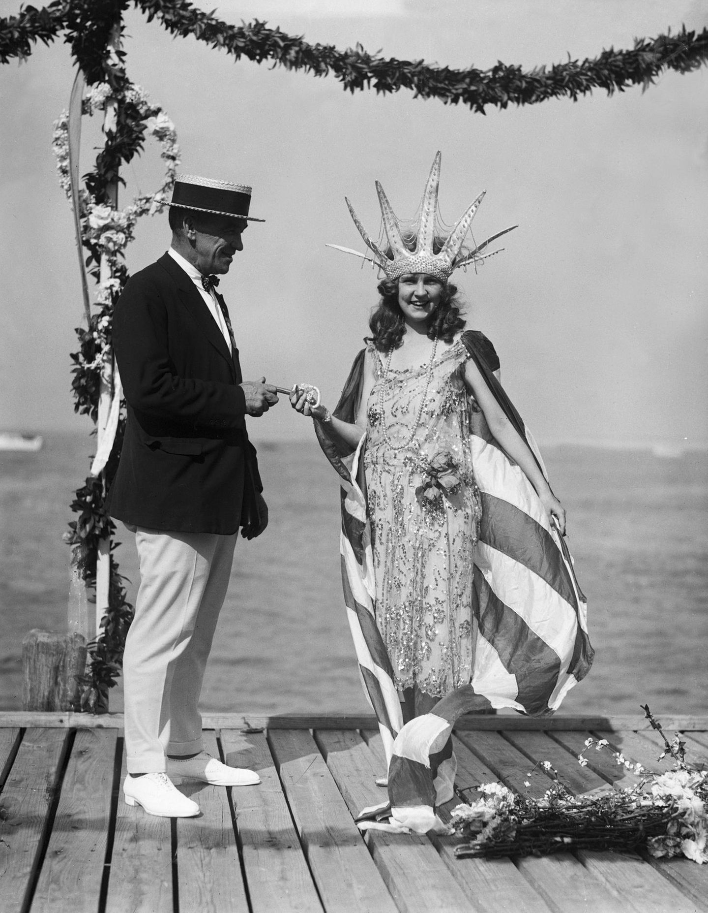 Siegerehrung der ersten "Miss America"-Wahl 1921, Gewinnerin Margaret Gorman lacht