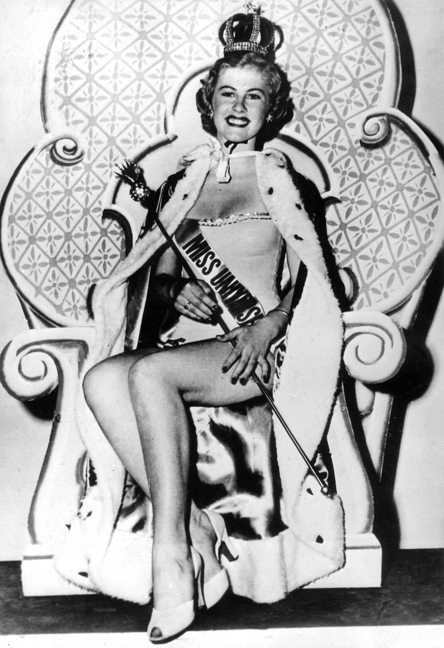Die erste "Miss Universe" Armi Kuusela lacht 1952 auf ihrem Thron