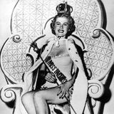 Die erste "Miss Universe" Armi Kuusela lacht 1952 auf ihrem Thron