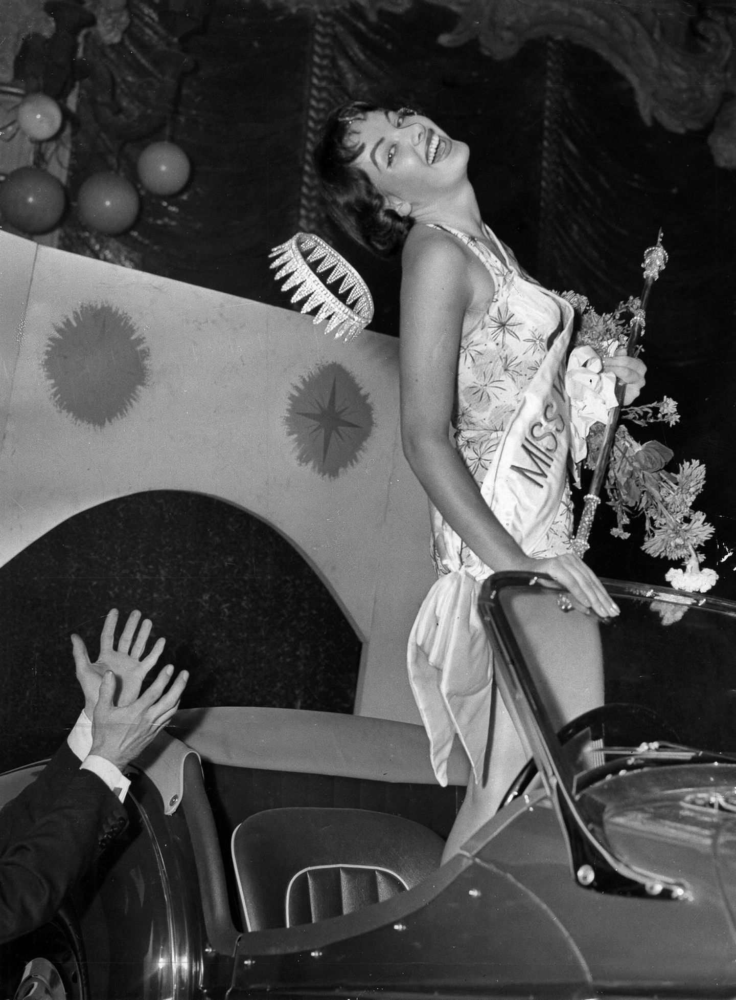 Petra Schürmann lacht bei ihrer Körnung zur "Miss World" 1956