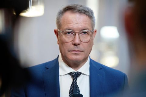 Alexander Schweitzer schaut ernst in die Kamera