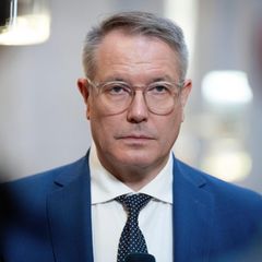 Alexander Schweitzer schaut ernst in die Kamera