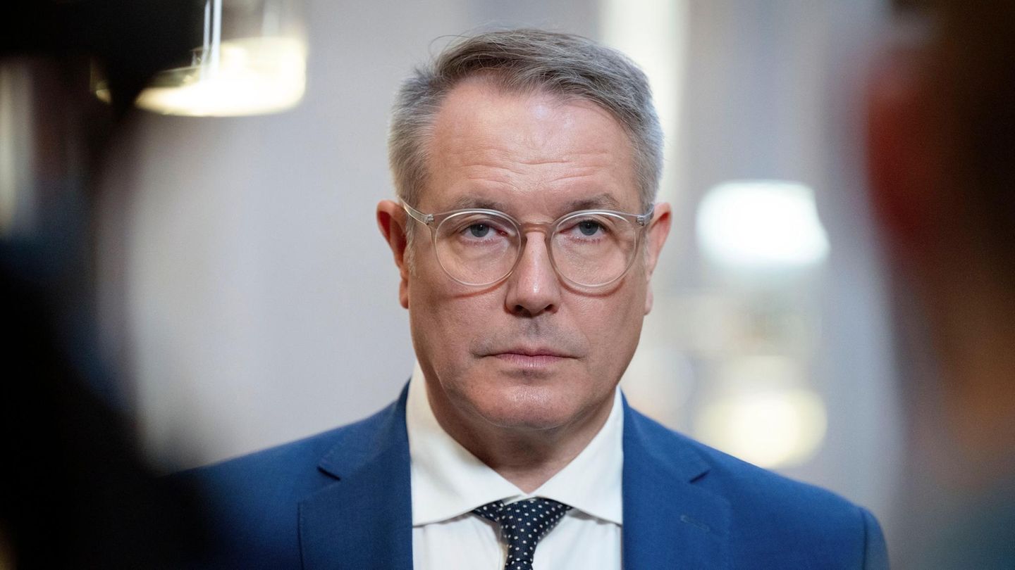 Alexander Schweitzer schaut ernst in die Kamera