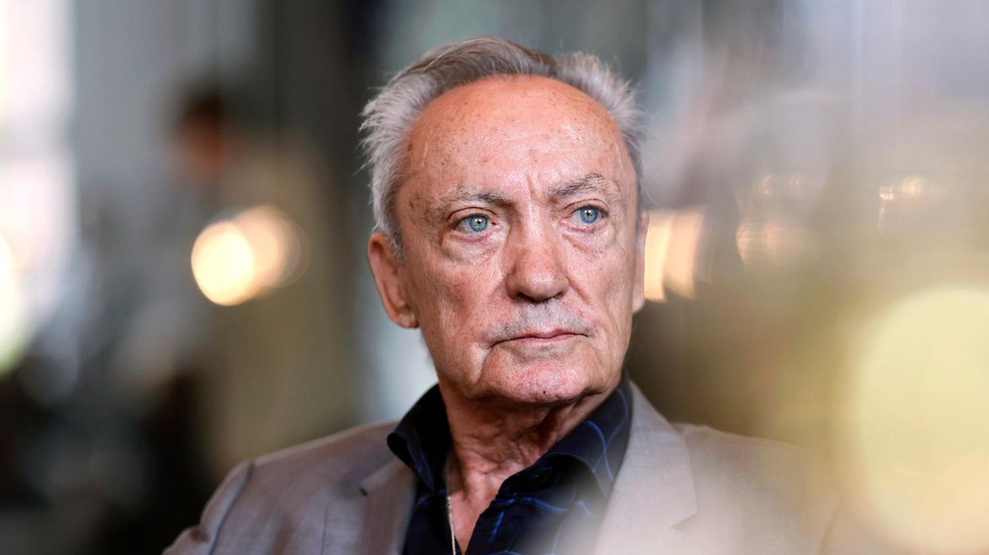 Udo Kier schaut links am Betrachter vorbei in die Ferne