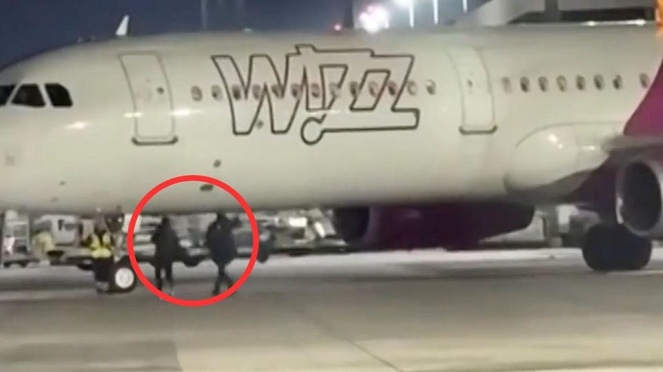 Passagiere stürmen auf Rollfeld am Kölner Flughafen