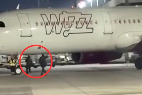 Passagiere stürmen auf Rollfeld am Kölner Flughafen