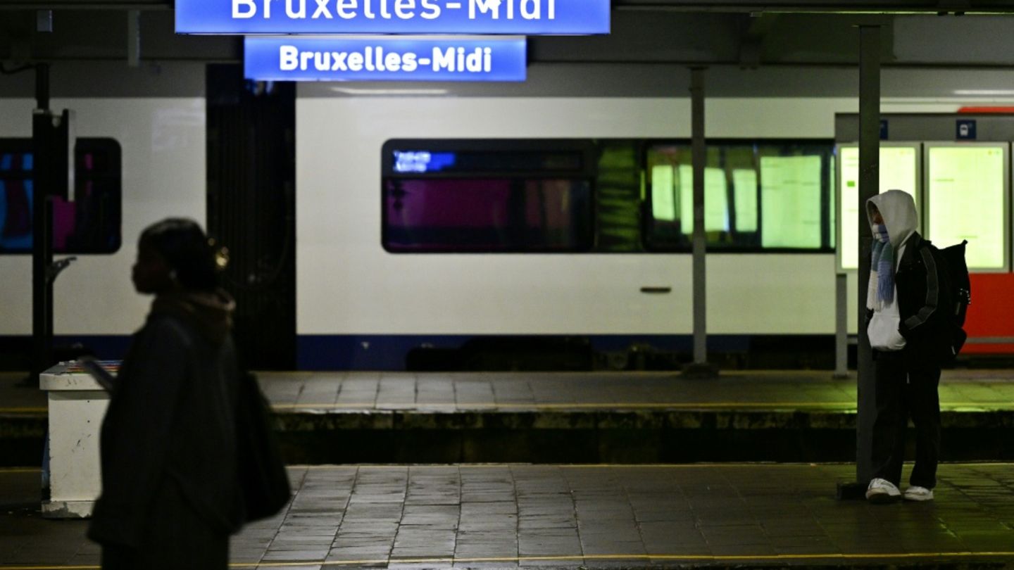 Fahrgäste am Montagmorgen am Bahnhof Brüssel-Midi
