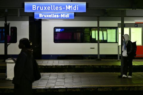 Fahrgäste am Montagmorgen am Bahnhof Brüssel-Midi