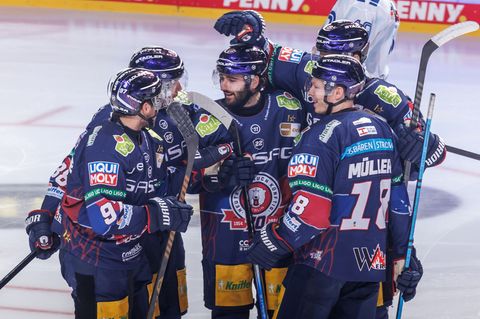 Angreifer Liam Kirk (M.) feierte mit den Eisbären Berlin einen überzeugenden Sieg beim Tabellenführer Straubing. Foto: Andreas G