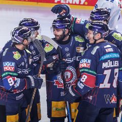 Angreifer Liam Kirk (M.) feierte mit den Eisbären Berlin einen überzeugenden Sieg beim Tabellenführer Straubing. Foto: Andreas G