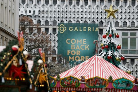 Weihnachtsmarkt vor Kaufhaus in Magdeburg