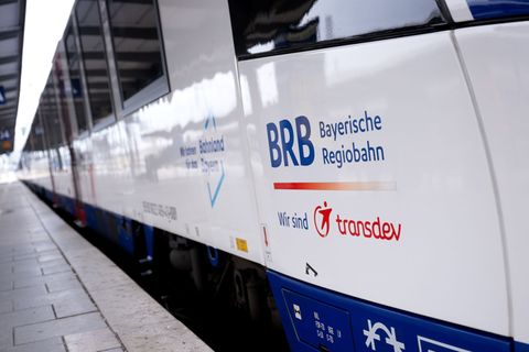 Fahrgäste müssen sich nach der Entgleisung eines Zuges der Bayerischen Regiobahn (BRB) auf Schienenersatzverkehr einstellen. (Sy