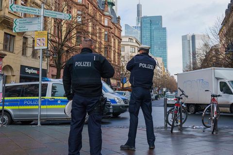 Polizisten bei einem Einsatz in Hessen (Symbolbild)