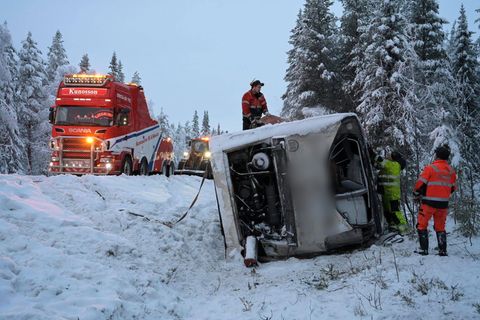 Der Bus kippte in der Nähe von Vilhelmina im Norden von Schweden von einer Schnellstraße. Foto: Erik Abel/TT News Agency/AP