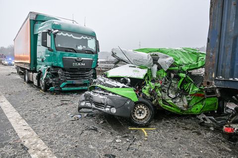 Bei einem Unfall in Bayern sterben mindestens drei Menschen. Foto: Jason Tschepljakow/dpa