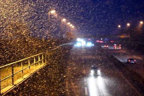 Wie hier auf der A31 im Emsland gab es im Nordwesten oft schwierige Bedingungen auf den Straßen. Foto: Lars Penning/dpa