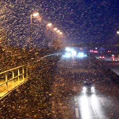 Wie hier auf der A31 im Emsland gab es im Nordwesten oft schwierige Bedingungen auf den Straßen. Foto: Lars Penning/dpa