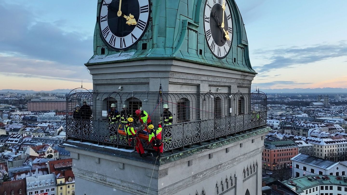Kräfte der Berufsfeuerwehr München sind am Turm der Kirche St. Peter im Einsatz. Foto: -/Berufsfeuerwehr München/dpa