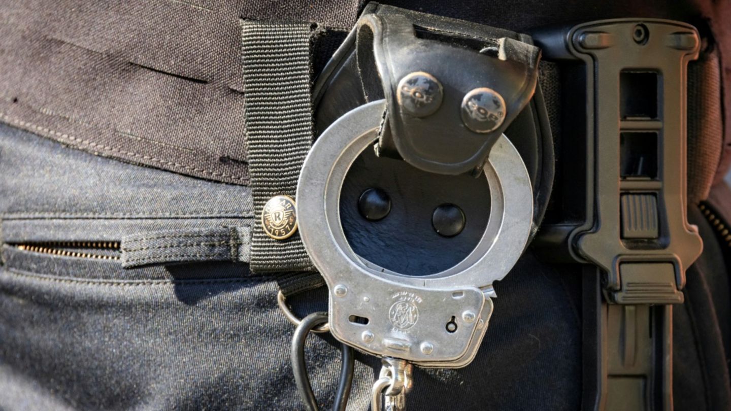 Handschellen am Gürtel eines Polizeibeamten