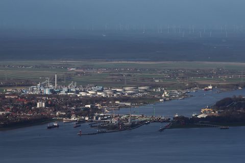 In der Brunsbütteler Schleuse zwischen Elbe und Nord-Ostsee-Kanal kam es zu Kollisionen. (Archivbild) Foto: Christian Charisius/