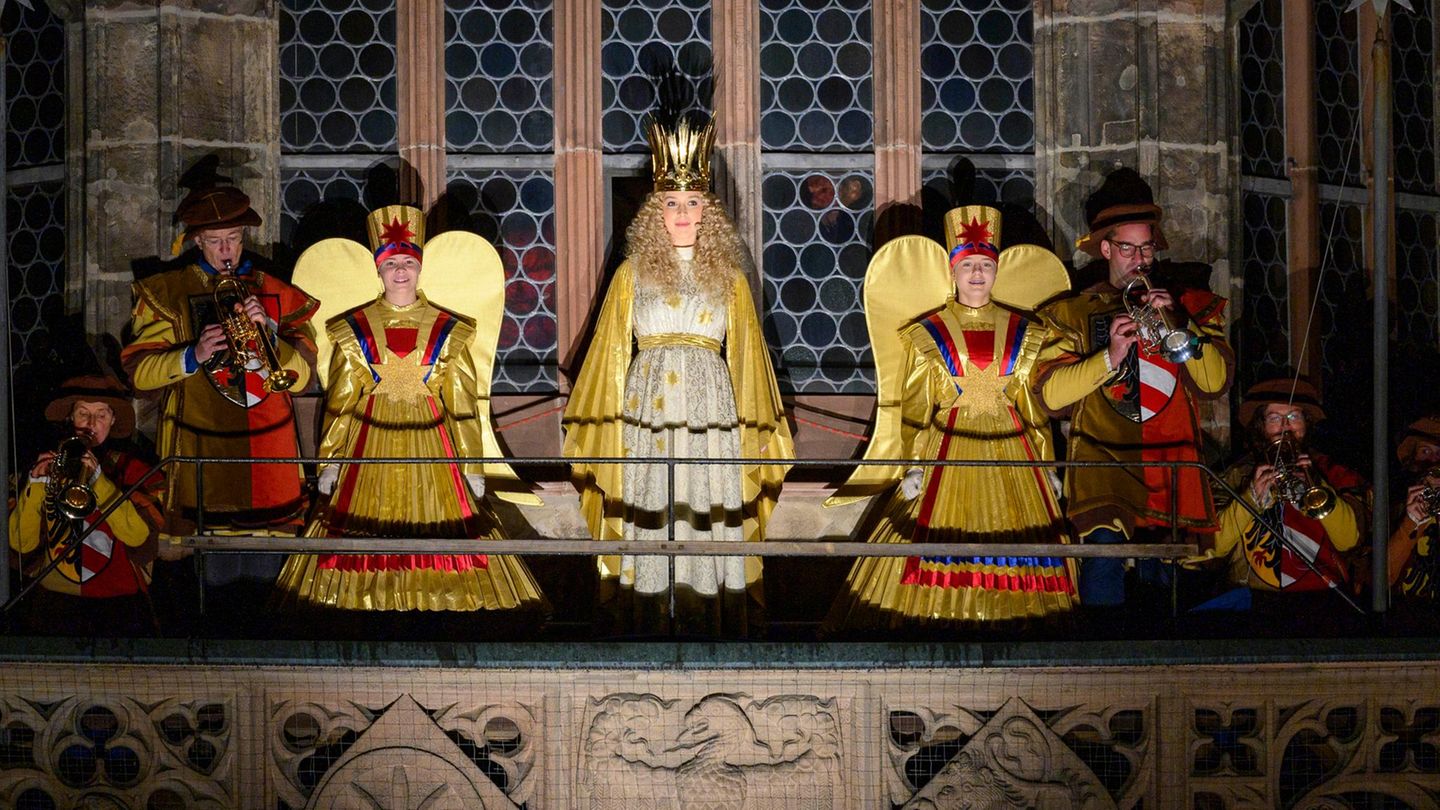 Weihnachtsmarkt Nürnberg Christkind bei der Eröffnung